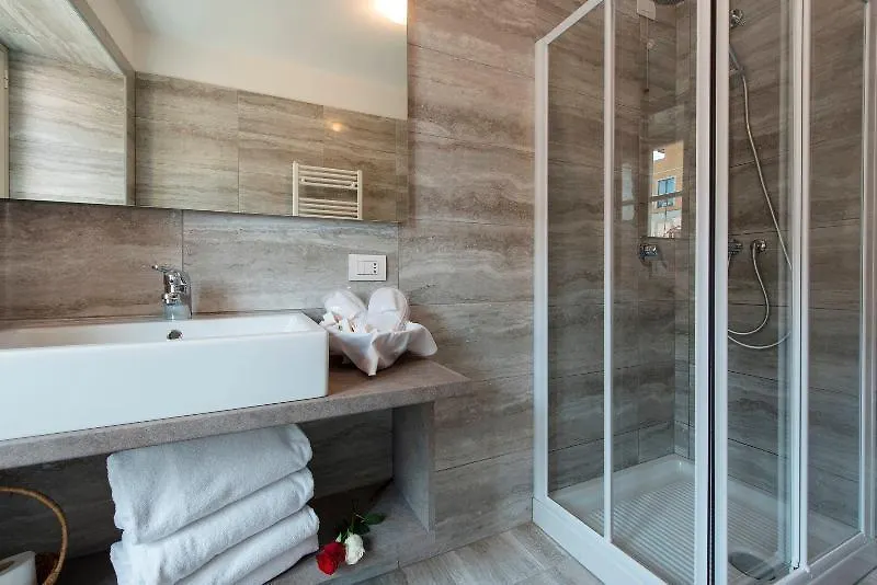 Britannia Luxury Apartments Como 3*,